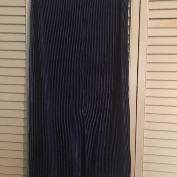 BNWT X REVOLVE AVERY SKIRT IN COBALT
NBD - Picture 8 of 8